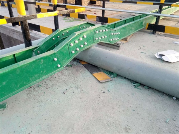 玻璃钢电缆桥架施工安装应注意哪些问题？  