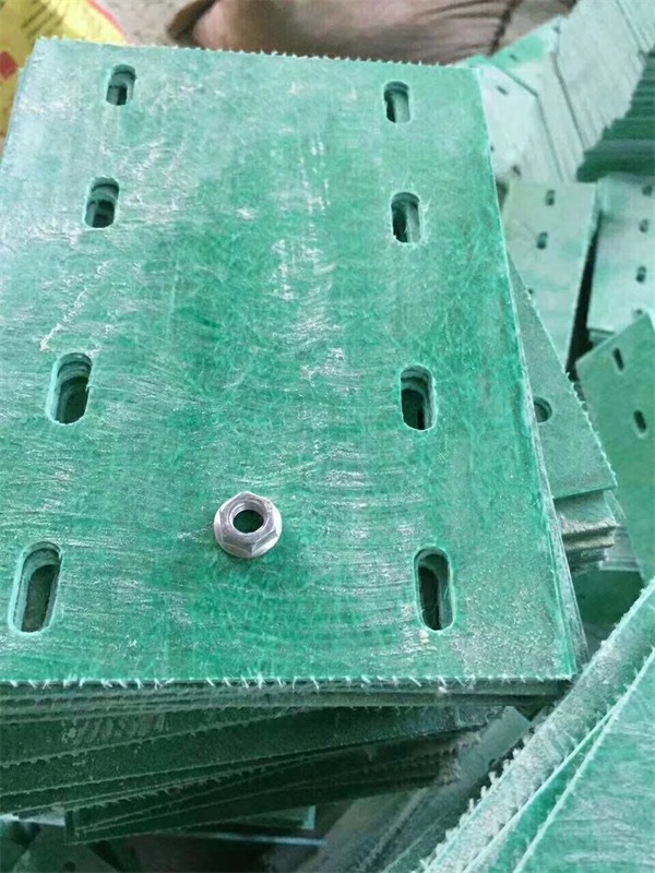 玻璃钢电缆桥架隔板可以后期加装吗？